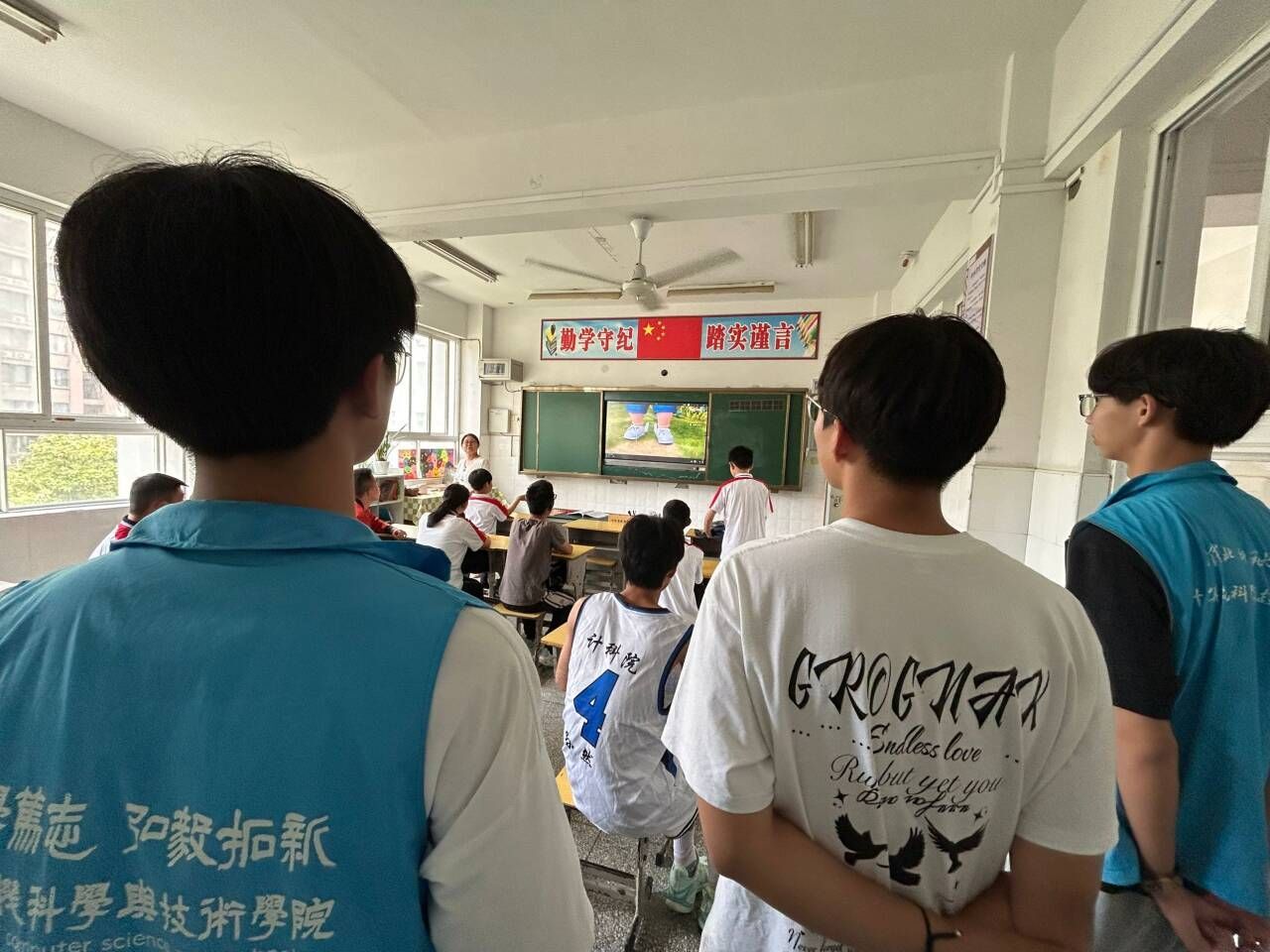 ����������W����ǰ���ɳ��ؽ̣�־Ը�����������