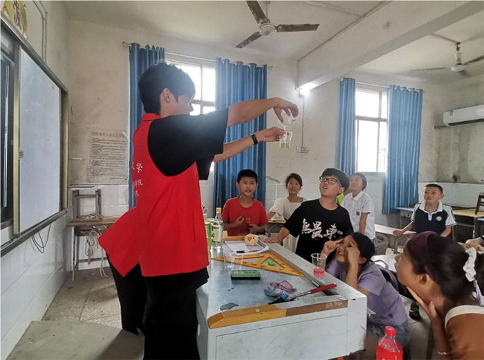 �������У���������֮����