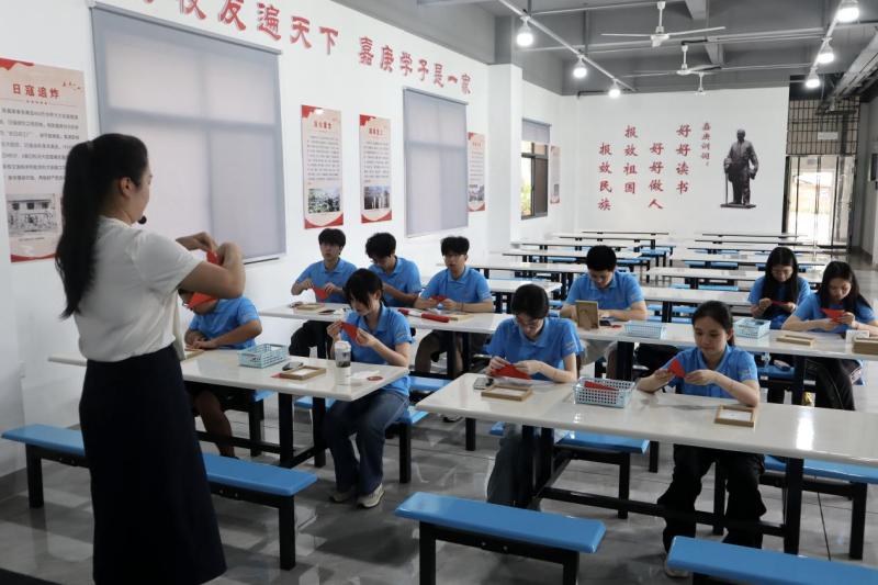 ���z������н�𣬐ۇ���ѝ�����