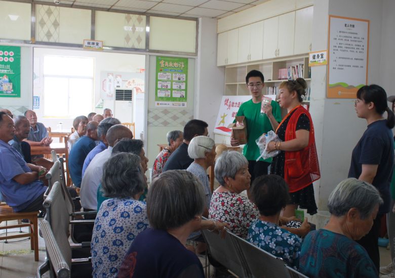 ���(y��ng)���(l��i)��һȺ���h(hu��n)�����v�T�� ����һ��(ch��ng)�����c�l(xi��ng)��ġ��p�򱼸���