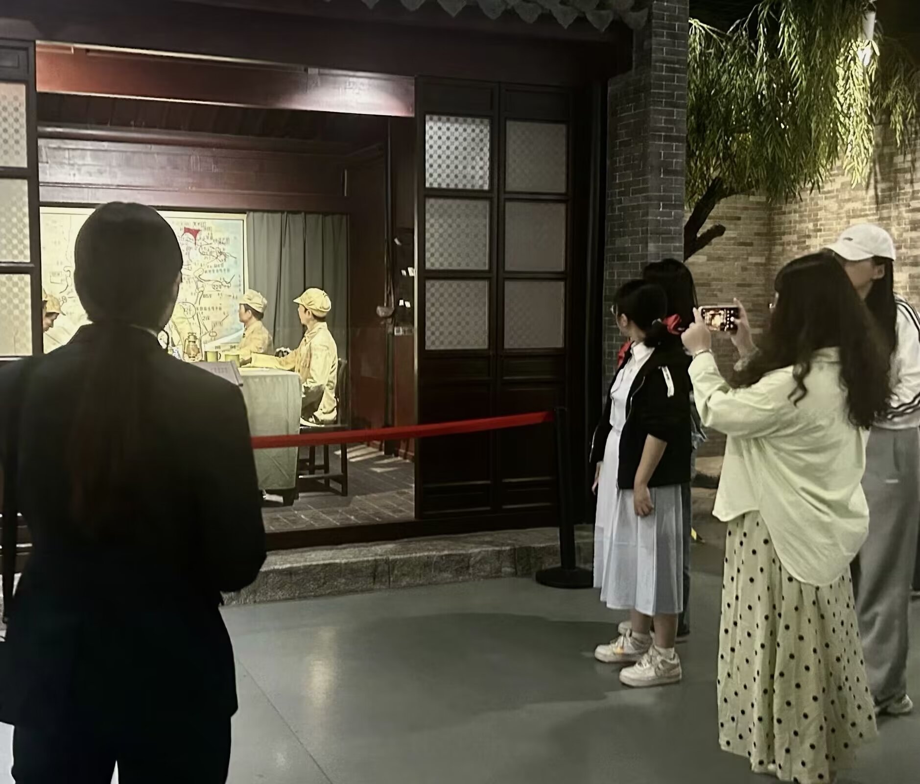 ���к�܊���񣬕����ഺ�A��