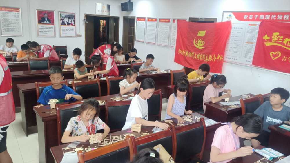 圖為小朋友們制作蝴蝶模型的場景