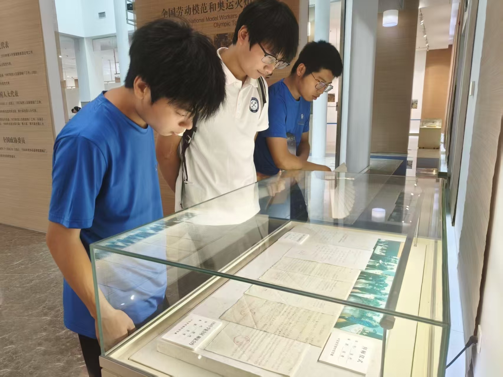 �������з��z�꣬�ഺ�����l���d�������ʰ�z�����`�F̤���Ї������Ļ��@���_�������Ļ�̽���c