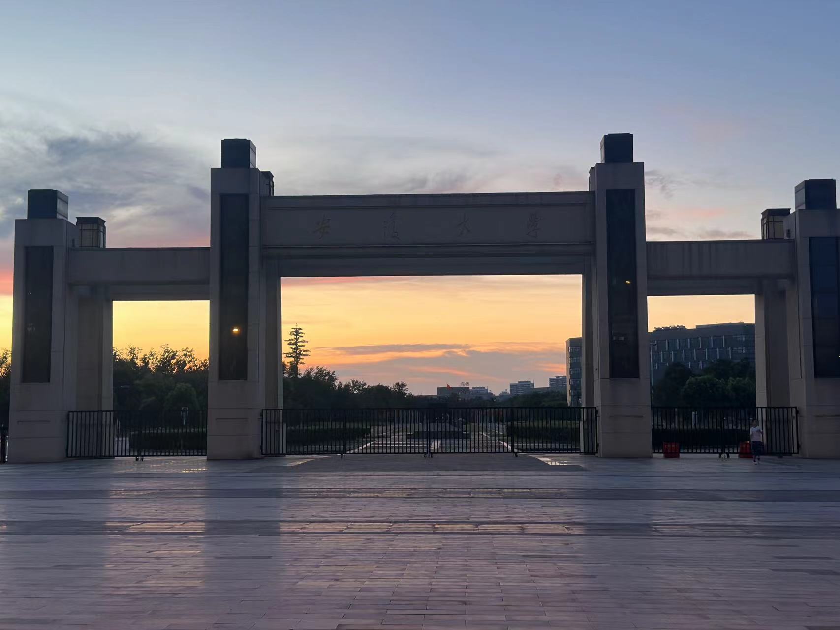 �۽��¹��ưl(f��)չ�����B(y��ng)�r���˲�