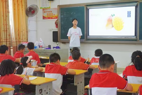 ���ώ�����W����Z�WԺ����һ�WУ���`�F�_չ���c���桱ʽӢ�Zϵ����ɫ�n��