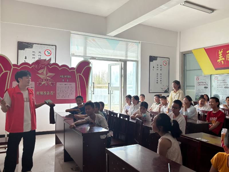 圖為小朋友積極分享自己的感想 穆妮賽·玉蘇甫江 供圖