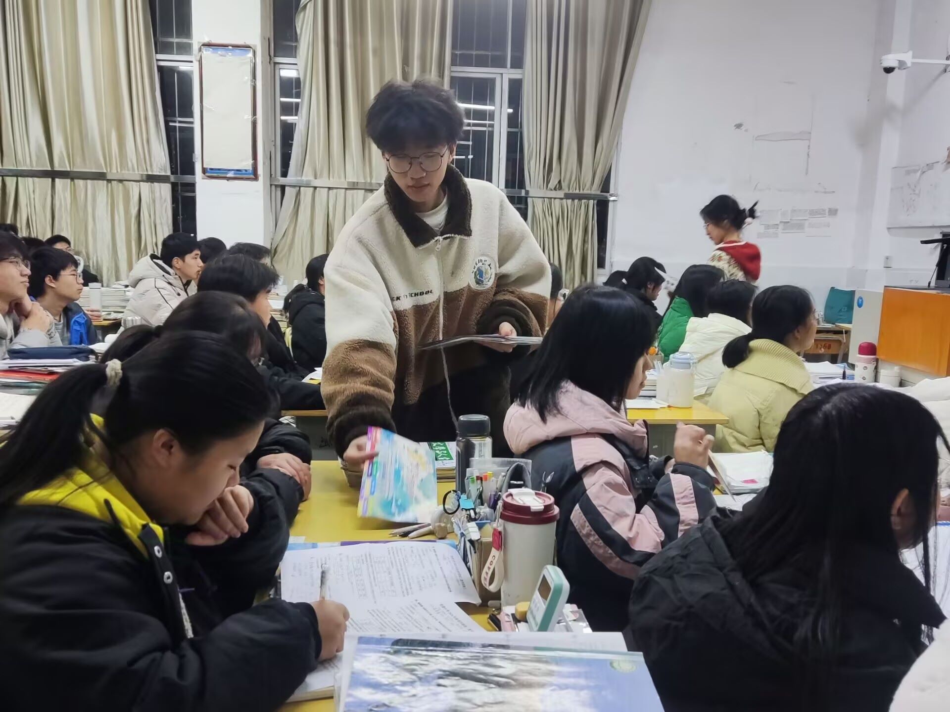 �ഺ����������(m��ng)���̣��҂���ĸУ�ط�֮��