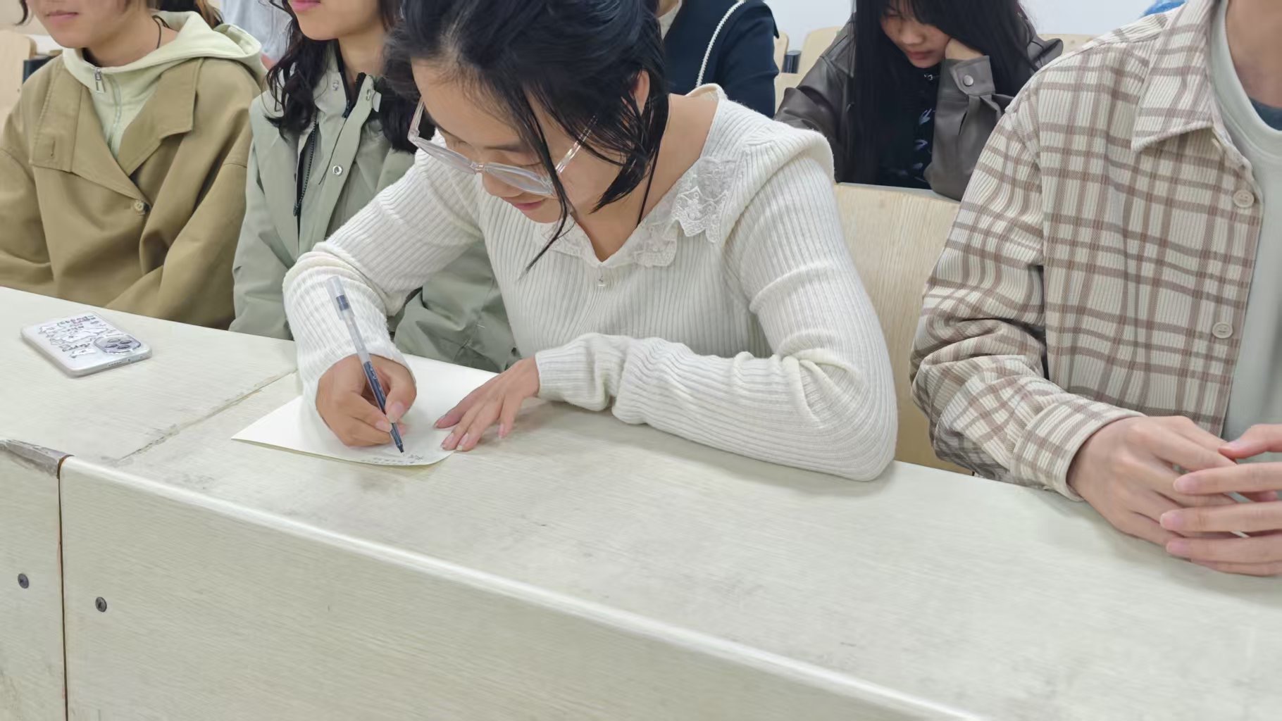 ���L�o�G�\��ƪ�������Gɫ������