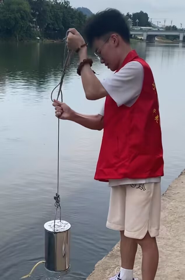 武院河小禹團隊采集水樣