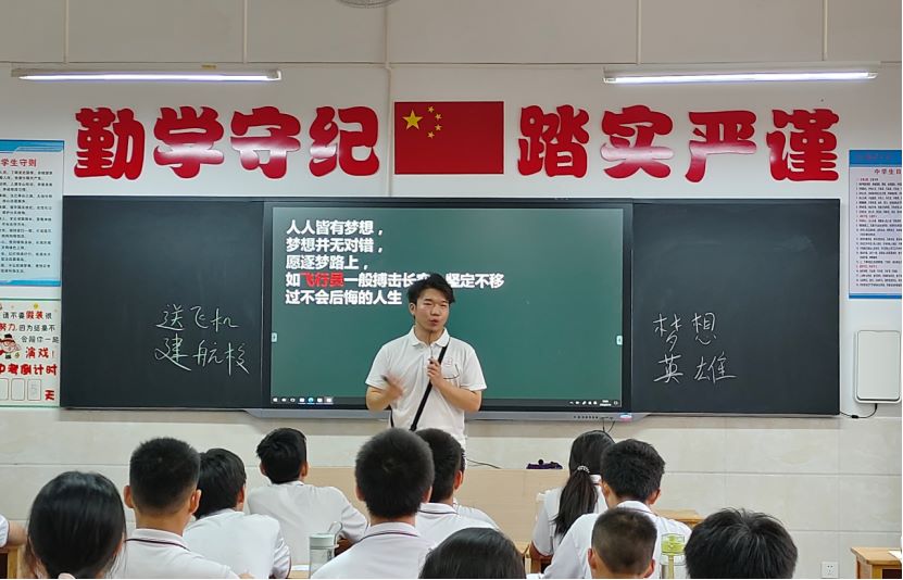 �ݻخ���Ӣ�£���־�����{��