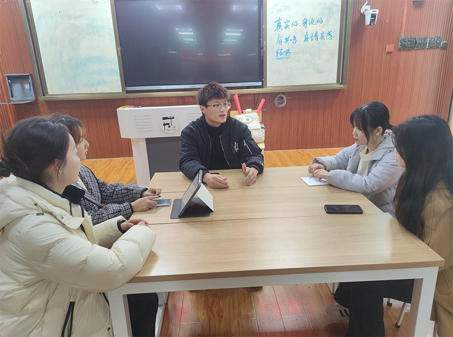 ���Z�̌W(xu��)�B͸�n�ã�Ӣ�Z���M(j��n)˼���l(f��)չ���������W(xu��)�M(j��n)Ӣ�Z�n��˼�������о��(du��)������_չ���(hu��)��(sh��)�`���(d��ng)