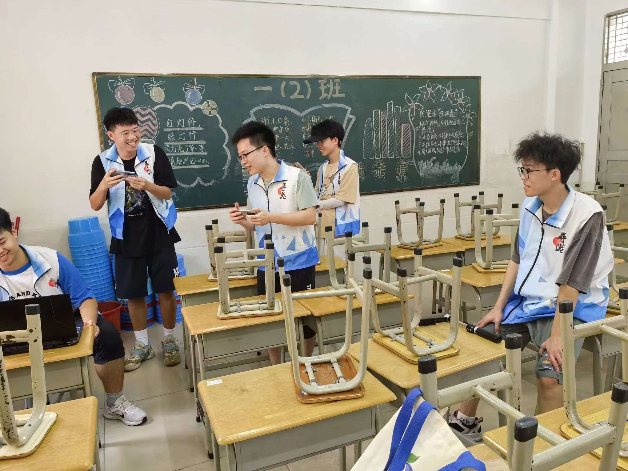 ���M���~ �I����z