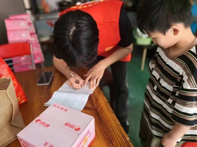 ��P(y��ng)���ľ���չ�F(xi��n)�ഺ�L(f��ng)�ɡ���ӛ���Є�̩�ݡ�ʮ���������EѲ�����M(j��n)̩�݌W(xu��)Ժ