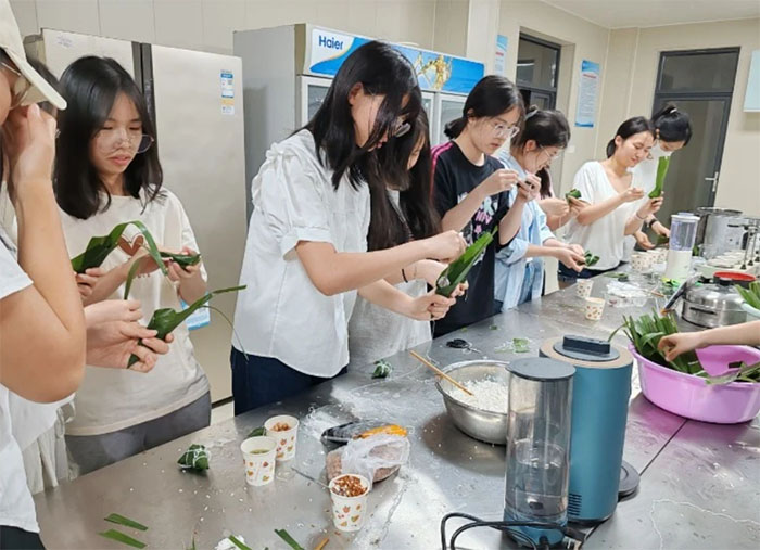 ���~�h������ ������������� һ������ϵķ��zʢ��