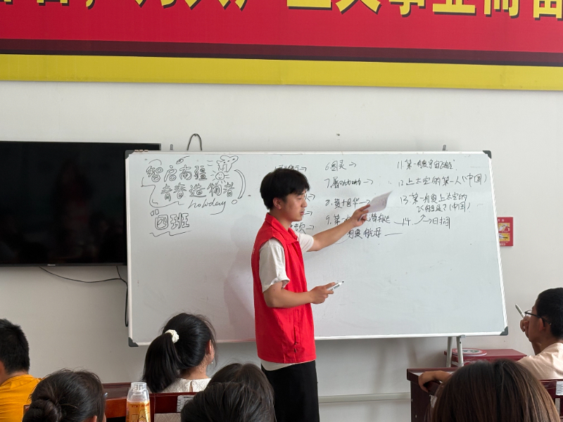 圖為實踐團隊成員補充講解名人事跡 吳紅梅 供圖