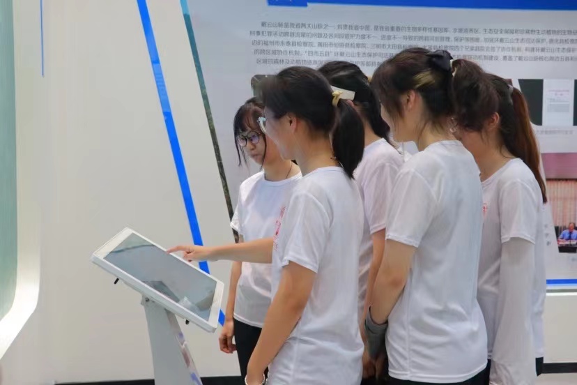 Ȫ�ݎ����W(xu��)Ժ�W(xu��)�Ӹ��»��h �����Gɫ���B(t��i)��(m��ng)