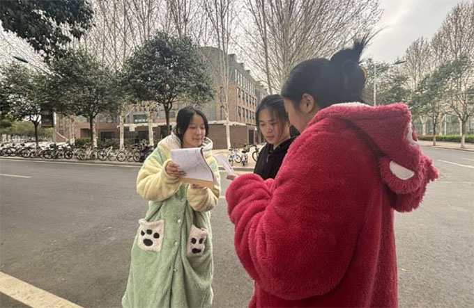 �˺͕�(sh��)Ժ�_(k��i)չ���ഺ�o(w��)�p��У�@���p��־Ը����(w��)���(d��ng)