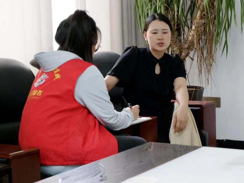 圖為團隊成員正在對基層政府人員進行訪談