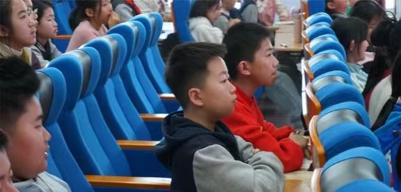 ���ϴ�W|�ഺ�cͯ�湲���L��֮�á�һ´��顱־Ը������Ї��v���L����ϵ־Ը���v�F���M���։���^