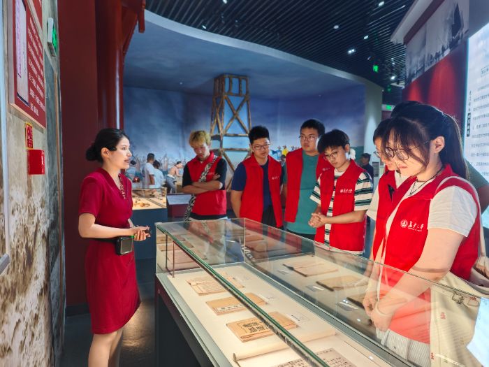 �L����W�W�Ӳ��όWԺ���½����硰���L��Ԓʯ���ѣ��ഺ�ǻ�߅�����_չ�tɫ�����Ļ��ЌW֮�ã��s�m����Ѫ�}�����L�F�Y��ƪ