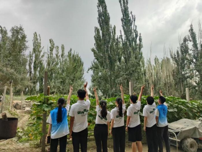 �����l(xi��ng)С����Mһ��ʮ�F���B���۽���ɫ�r�I(y��)���� ���ӹ��£���ȡ�^������