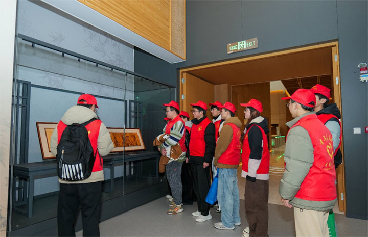 ���ɼt�ꡱ ־Ը���v�F���e�У������tɫ���񣬴��M�Ļ�����