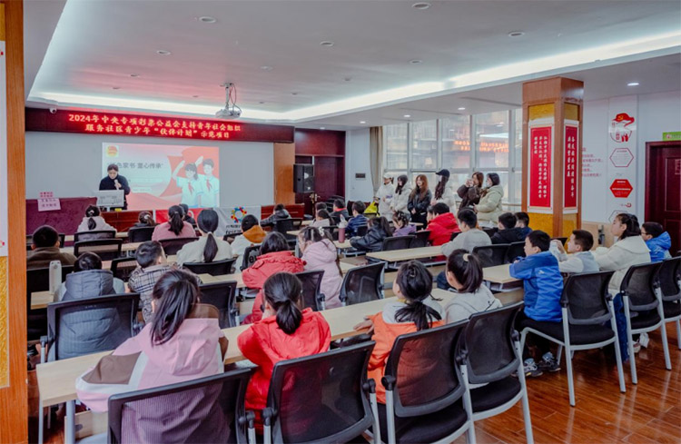 ���tɫ�ҕ���ͯ�Ă��С� ��^���}������ӈA�M��Ļ