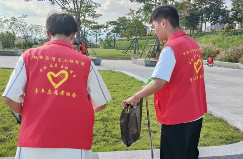 ���ӡ���һ����С����ˮ�����C(j��)��c��Ϣ���̌W(xu��)Ժ�_չ������С�࡯Ѳ�Ӄ��������(d��ng)