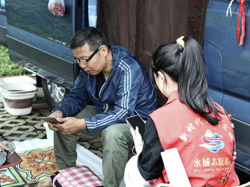 圖為團隊成員正在與房車基地負責人交流