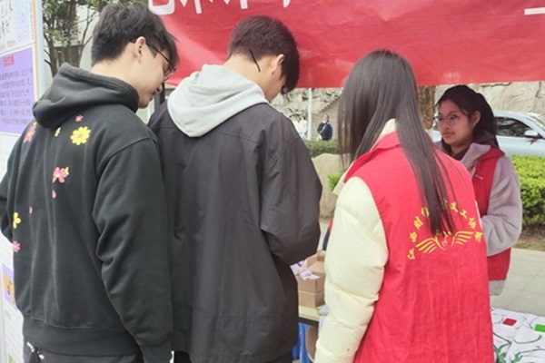 ���Gɫδ������ͯǰ�С������x���f(xi��)���۷e���_չ�h(hu��n)����ͯ���