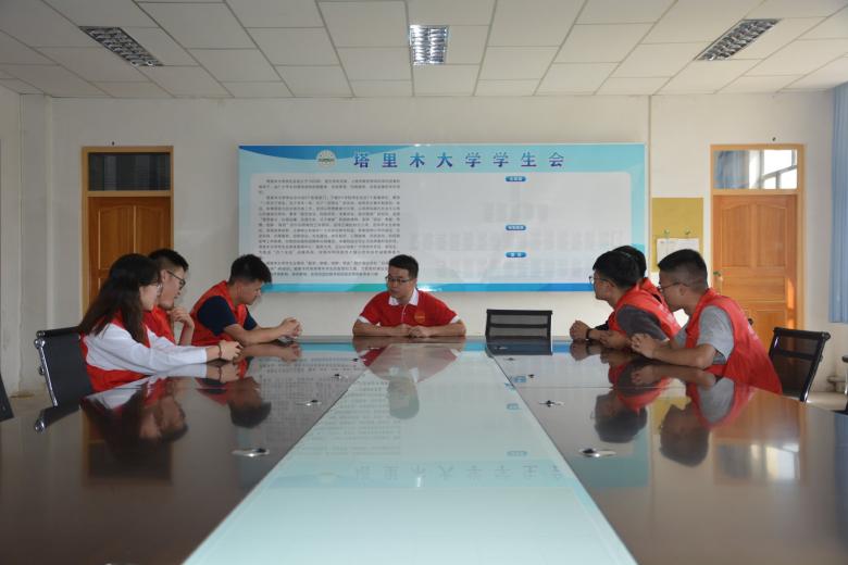 �ഺ־��У����