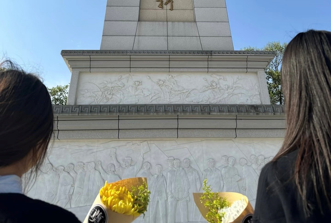 �t;������