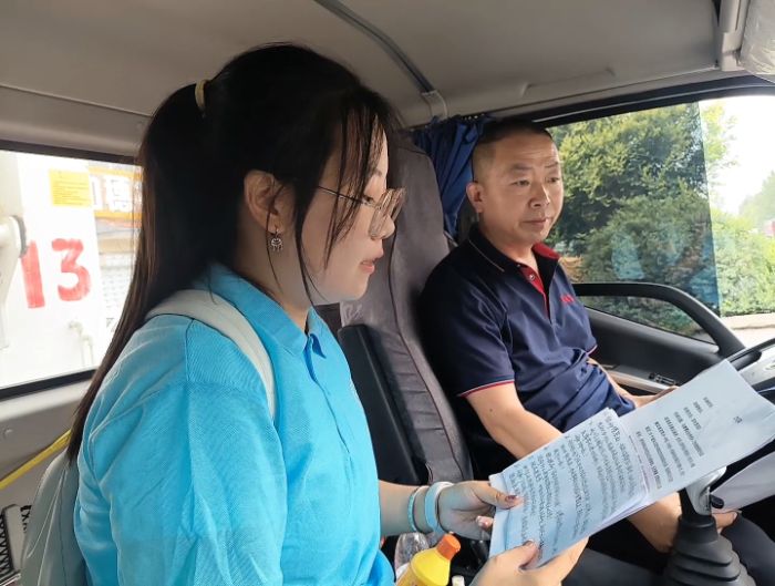 ܇݆�ϵľGɫ���أ�һλ����܇˾�C�ĭh(hu��n)��ʹ��