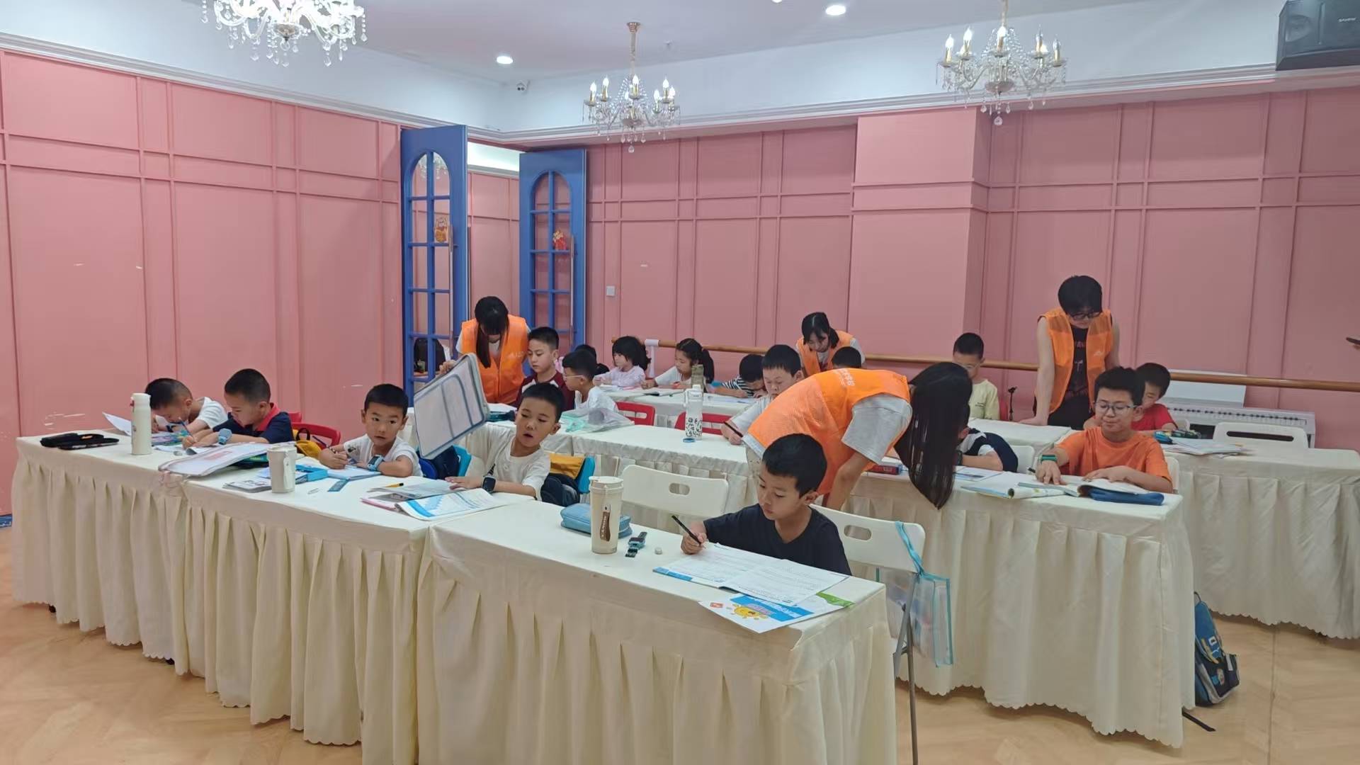 ����ʯ�ʹ�W(xu��)�����йܷ���(w��)��Ļ ־Ը����(w��)�c(di��n)��ͯ�ĳ��L(zh��ng)·