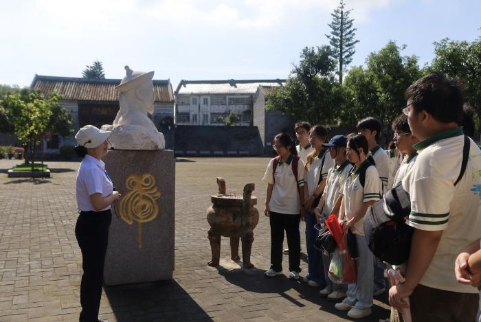 ̽��Ӣ�۹ʵأ����мtɫ���}