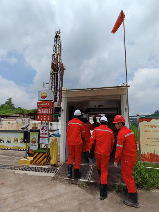 ���M(j��n)����ʯ�ͣ�̽����Դ��(chu��ng)����·��������ʯ��������`�̽��ʯ�͊W��