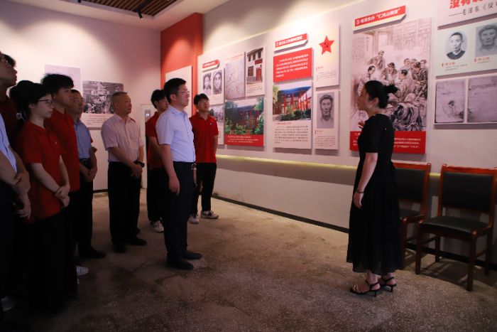 ����W�ӱP��˼���У��Vұ�������ഺ����