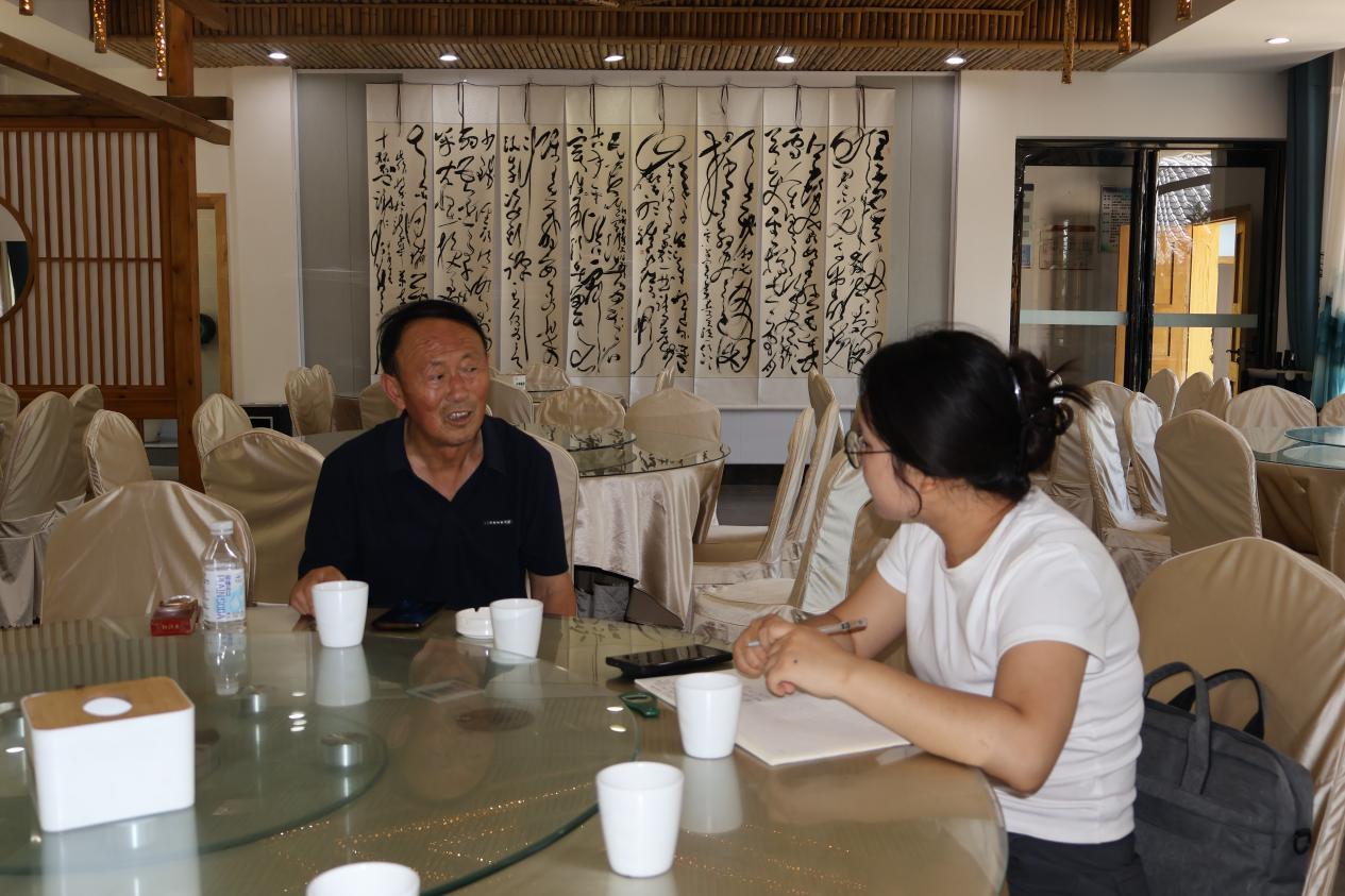 圖為實踐團成員與村支書楊來法親切交談 黃雅莉 供圖