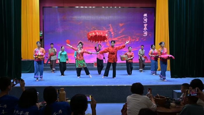 圖8 實踐隊隊員觀看山海影劇院漁歌表演