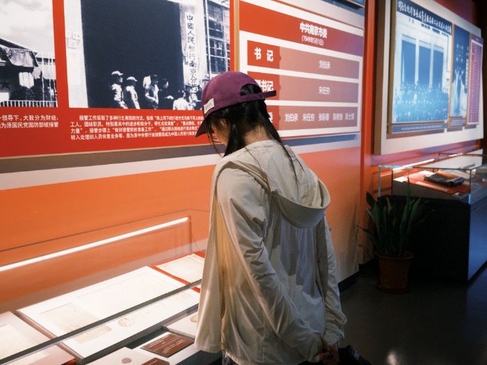 (此處添加照片:團隊成員在參觀渡江戰役勝利紀念館)