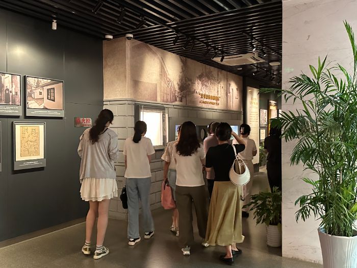 (此處添加照片:游客在參觀梅園新村紀念館)