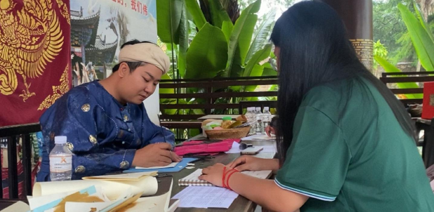 圖為采訪金水漏印市級(jí)傳承人混罕真 李秋霖 攝