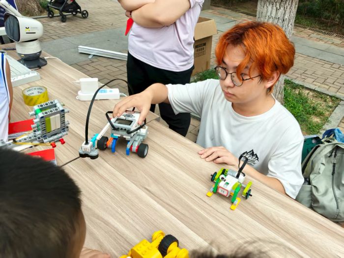 ɽ�|Ӣ�ŌWԺ�W�������^����AI �����c����ͯ�Ƽ�����·