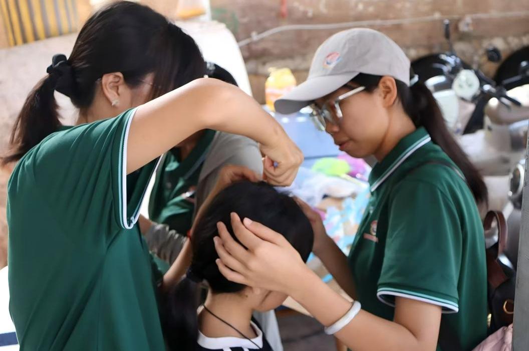 圖為團(tuán)隊(duì)成員為參賽選手穿戴道具 李秋霖 攝