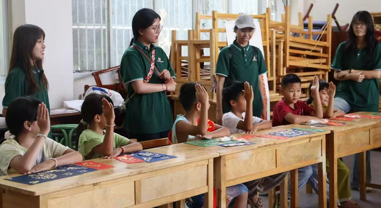 圖為團(tuán)隊(duì)成員與參與課堂的小朋友互動(dòng) 李想 攝