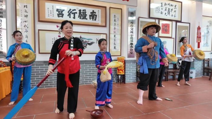 圖2 金帆漁歌隊表演《捕魚調》