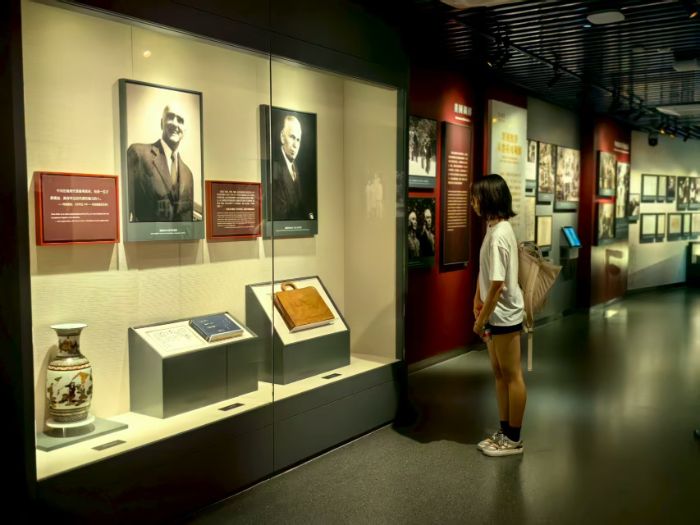 ���M�Ͼ�÷�@�´壬̽���tɫ�Zʳ�ܴa