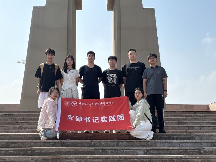 ׷��̫�з�𣬂��мtɫ����