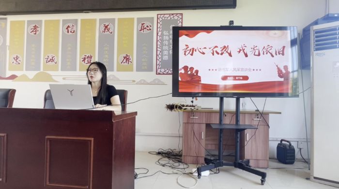 圖為南京師范大學(xué)“青衿戎語(yǔ)”對(duì)話團(tuán)成員在日新社區(qū)宣講。武千榆供圖