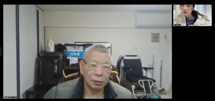 圖為南京師范大學(xué)“青衿戎語(yǔ)”對(duì)話團(tuán)成員采訪戰(zhàn)斗英雄展亞平。武千榆供圖